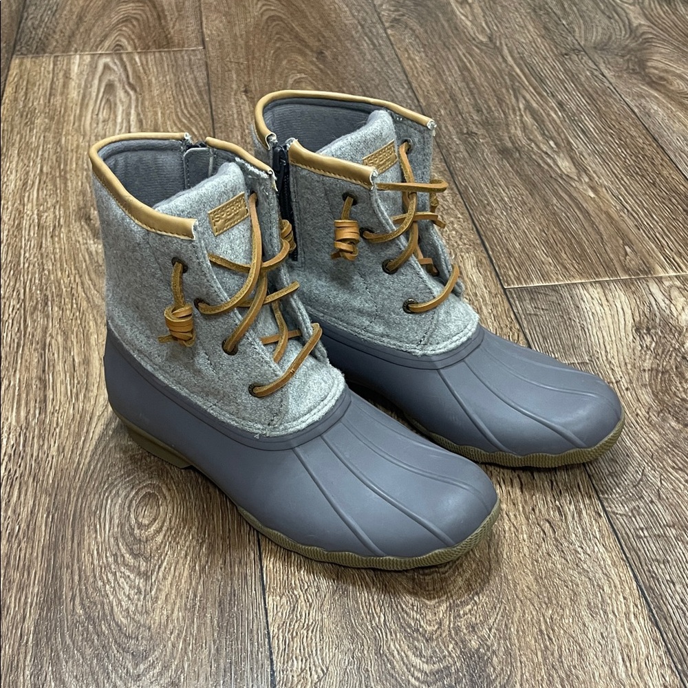 Sperry Saltwater Gray and Tan Duck Boots 6 girls